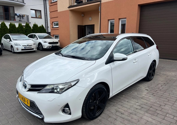 Toyota Auris cena 46500 przebieg: 218000, rok produkcji 2013 z Jedwabne małe 466